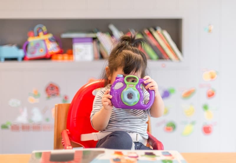 Zwei Geschwister kuscheln eng zusammen auf einer Decke