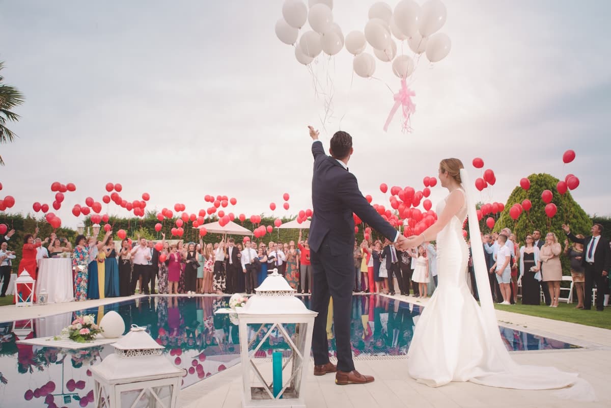Hochzeitspaar umarmt sich glücklich im warmen Abendlicht